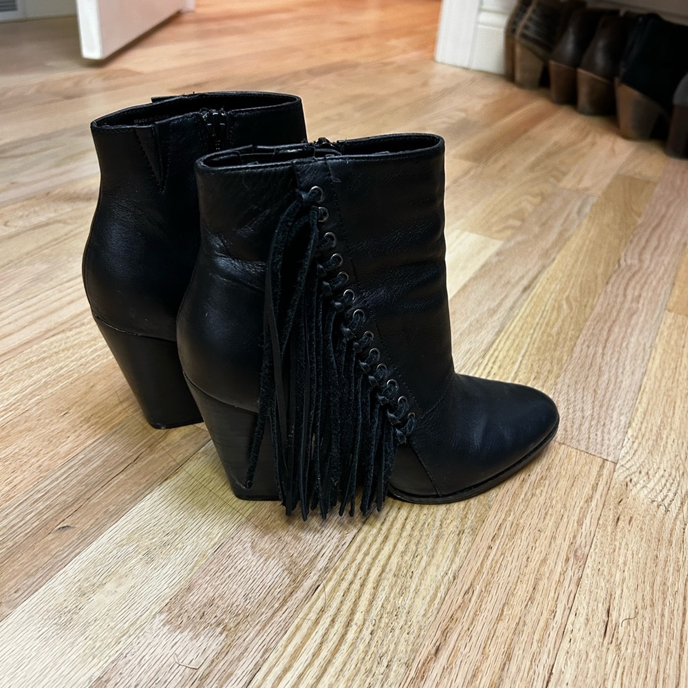 Aldo fringe booties! Black boots with fun fringe, size 7.5 - Picture 2 of 11